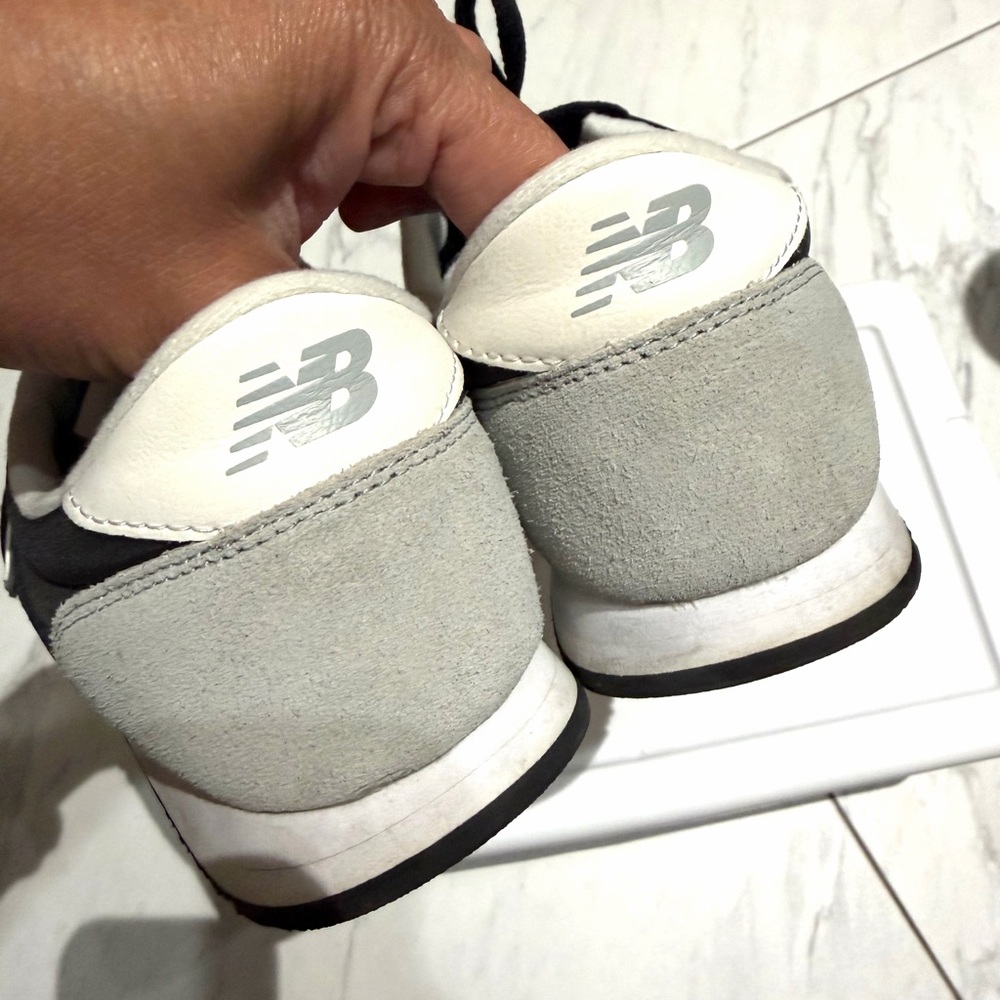 Pre-loved New Balance 420 Black and White Sneakers - Picture 7 of 7